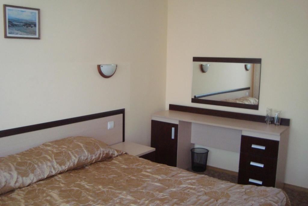 Hotel Astra Ράβντα Δωμάτιο φωτογραφία