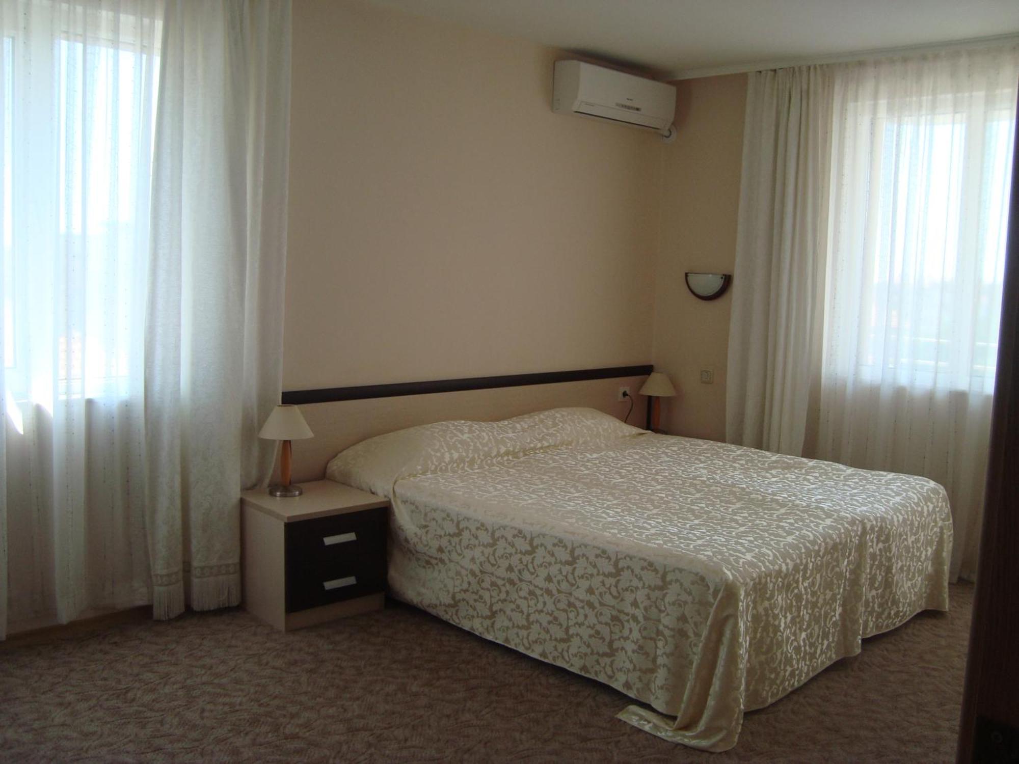 Hotel Astra Ράβντα Εξωτερικό φωτογραφία