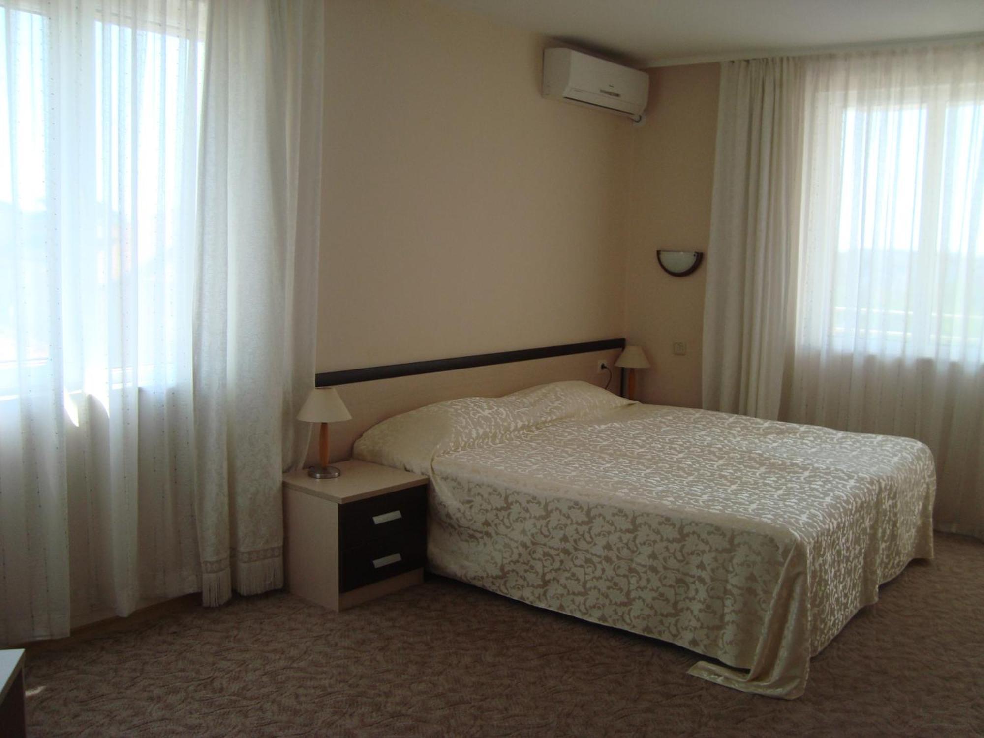 Hotel Astra Ράβντα Εξωτερικό φωτογραφία